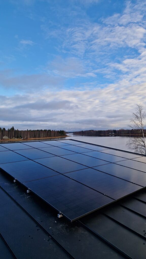 Aurinkopaneelit asennettuna
